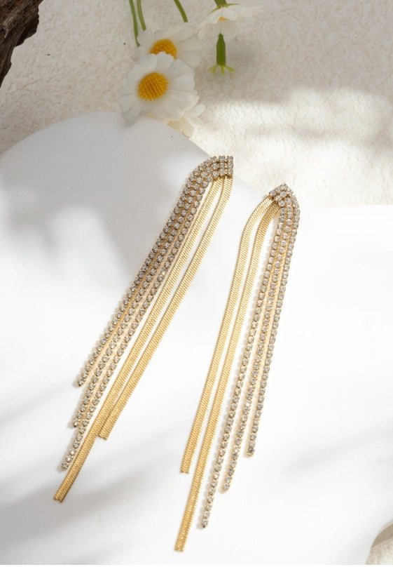 Boucles d’oreilles longues dorées et strass