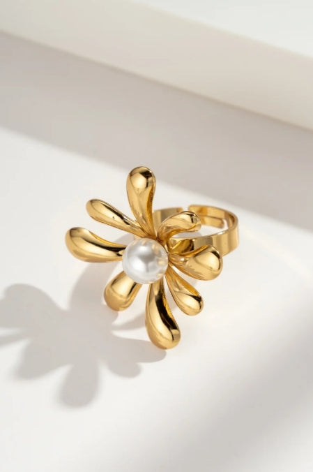 Bague Fleur Dorée à Pétales avec Perle Blanche