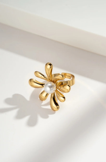 Bague Fleur Dorée à Pétales avec Perle Blanche