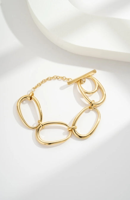 Bracelet doré avec maillons ovales et anneaux