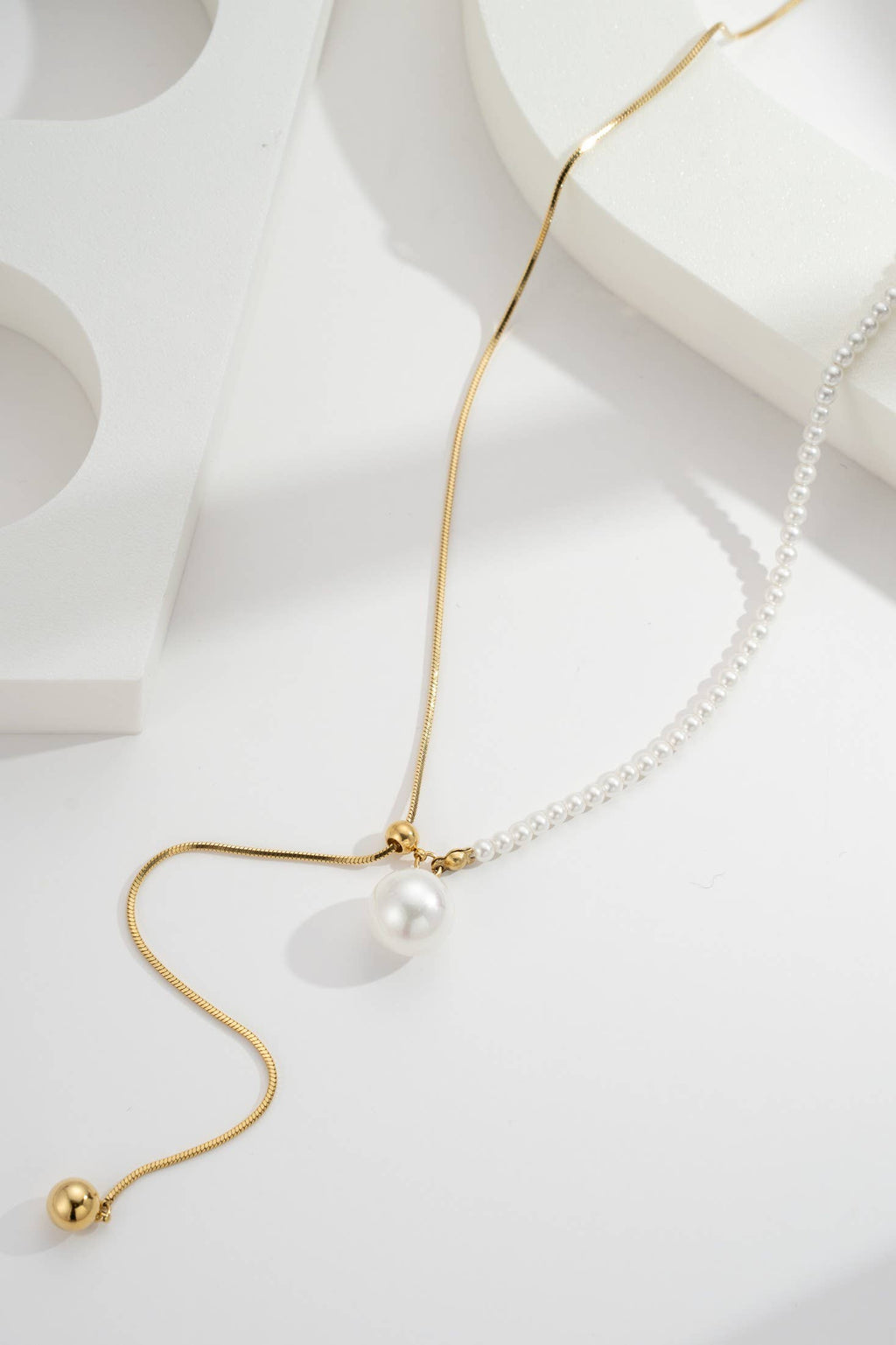 Collier asymétrique coulissant perlé