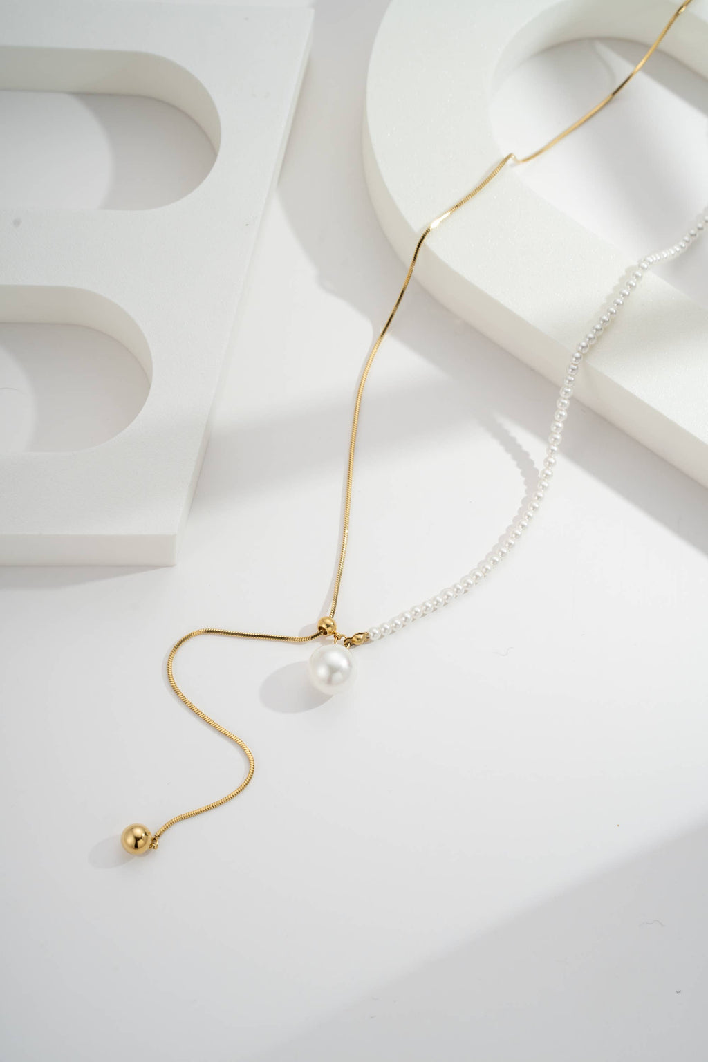 Collier asymétrique coulissant perlé