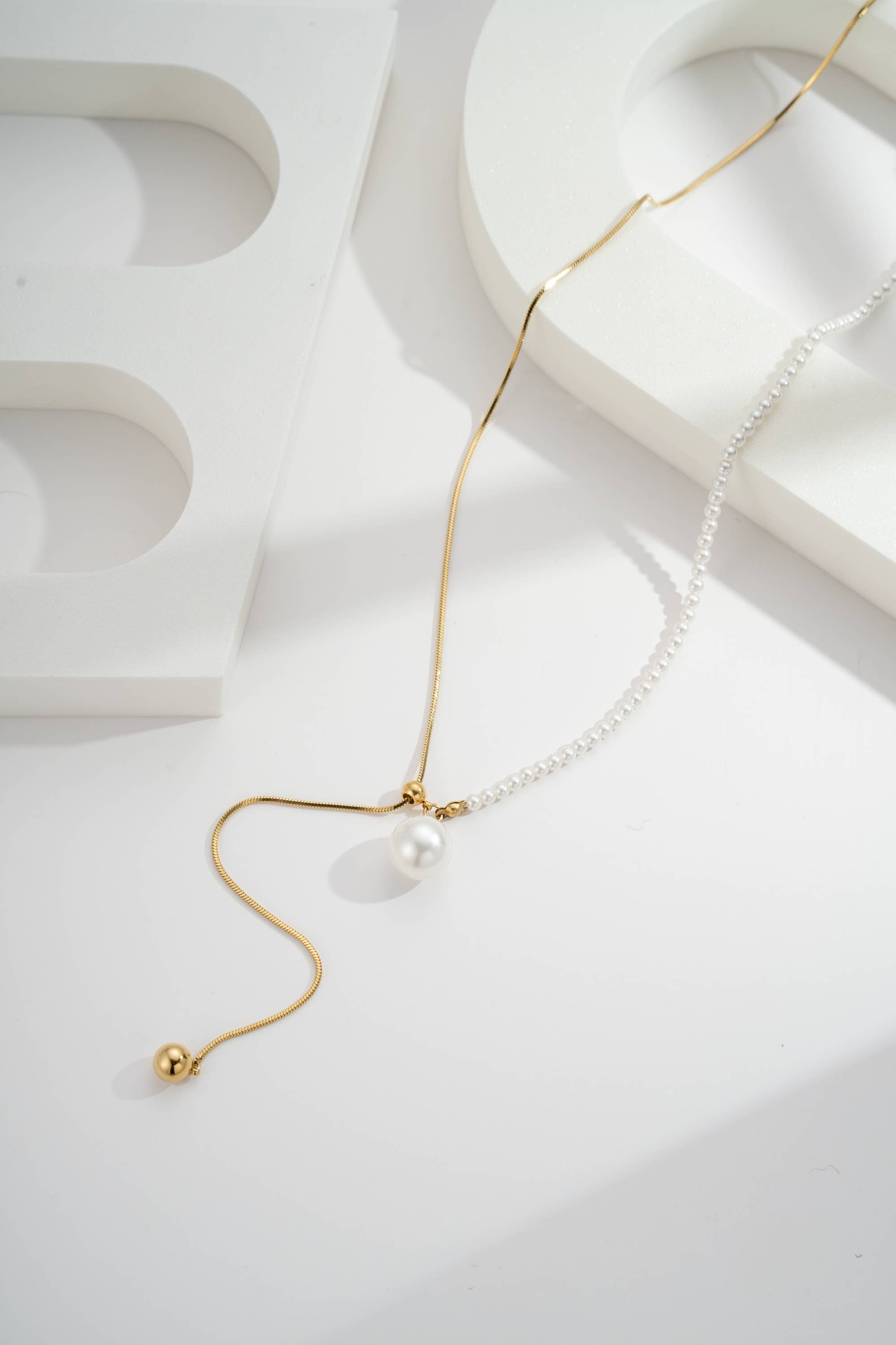 Collier asymétrique coulissant perlé